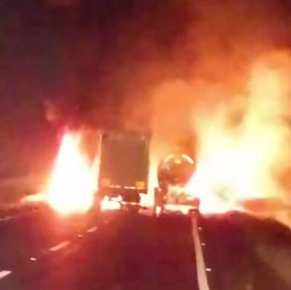 Incendio de dos tractocamiones provoca cierre total en autopista ...